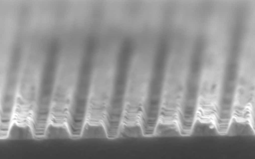 Cette vue grossie montre le profil de la gravure lithographique des codes QR sur un disque de tungstène. La largeur des lignes est de 100 nm. © <em>Institute for Nanotechnology</em>, université de Twente
