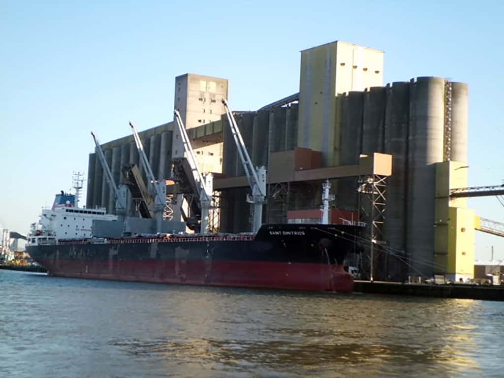 Silos de blé et cargo en cours de chargement au port de Rouen. © Nortmannus, <em>wikimedia commons,</em> CC 3.0