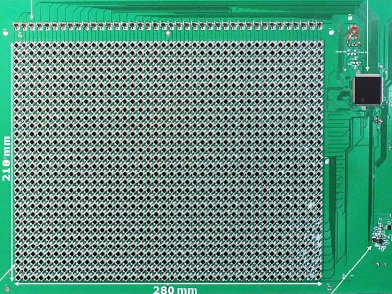 Voici le capteur d’images grâce auquel la caméra vidéo fonctionne sans alimentation externe. Il se compose d’une rangée de 30 x 40 photodiodes. Ils sont reliés à deux transistors (<em>readout transistors</em>), un microcontrôleur (<em>microcontroller</em>), un circuit de récupération d’énergie (<em>harvestor</em>), le tout alimentant un supercondensateur (<em>supercap</em>). © <em>Computer Vision Laboratory</em>, <em>Columbia Engineering</em>
