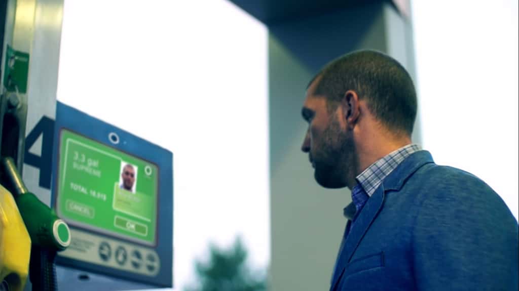 Uniqul permet aux consommateurs de payer leurs achats en utilisant un système de reconnaissance faciale. L’identification se fait à partir d’une base de données centralisée et déclenche le paiement en prélevant la carte bancaire. © Uniqul