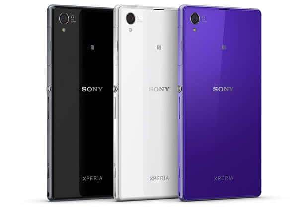 L’XPeria Z1, de Sony, décliné en trois couleurs. Il reprend les deux façades en verre, présenté comme « résistant », de l'XPeria Z et se fait remarquer par son appareil photo et sa connexion automatique à Facebook. © Sony