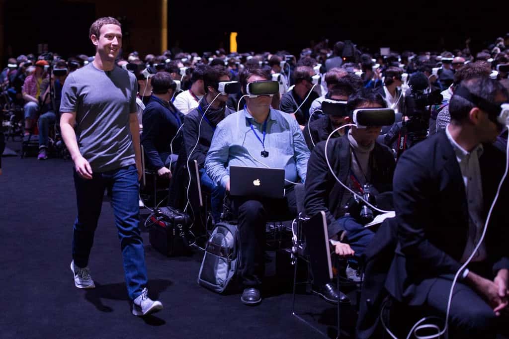 Cette photo de Marck Zuckerberg débarquant sans se faire remarquer au beau milieu de la présentation de Samsung au MWC 2016 a créé un énorme buzz sur Internet. Beaucoup d’observateurs y ont vu un scénario à la <em>1984</em> de George Orwell avec le jeune dirigeant dans le rôle de Big Brother. Zuckerberg était venu pour parler de ses projets en matière de réalité virtuelle. © Facebook