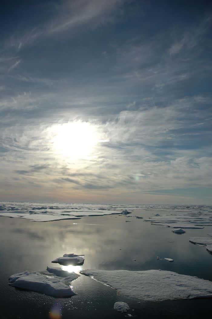 La glace de mer de l'Arctique a atteint un record de fonte en septembre 2012. Son étendue aurait diminué de 3,41 millions de kilomètres carrés. Si le réchauffement climatique joue clairement un rôle dans le recul des glaces, ce record a été atteint à cause d'un phénomène météo rare. © Jeremy Potter, NOAA