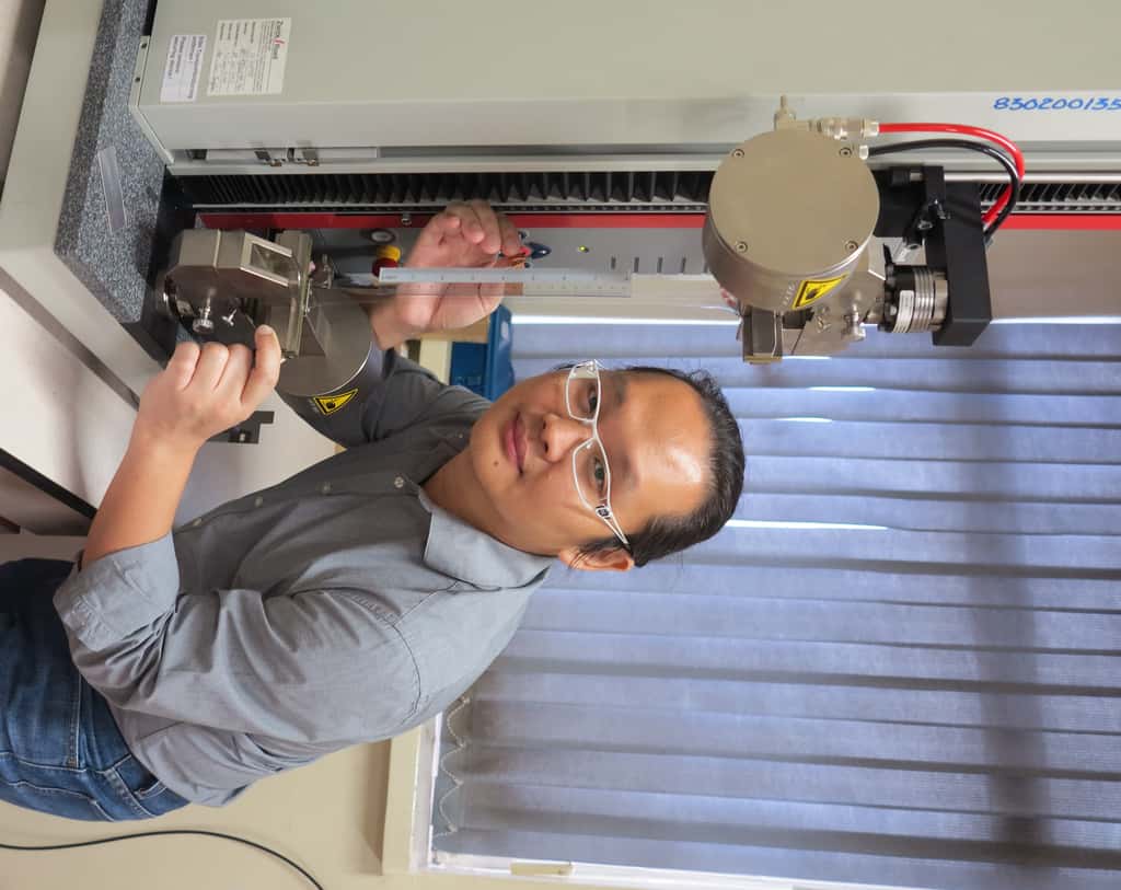 Le professeur Adrian Koh de l’Université nationale de Singapour. Il pose devant la machine qui sert à préétirer les muscles artificiels qui peuvent atteindre jusqu’à 5 fois leur longueur initiale. © <em>National University of Singapore</em>