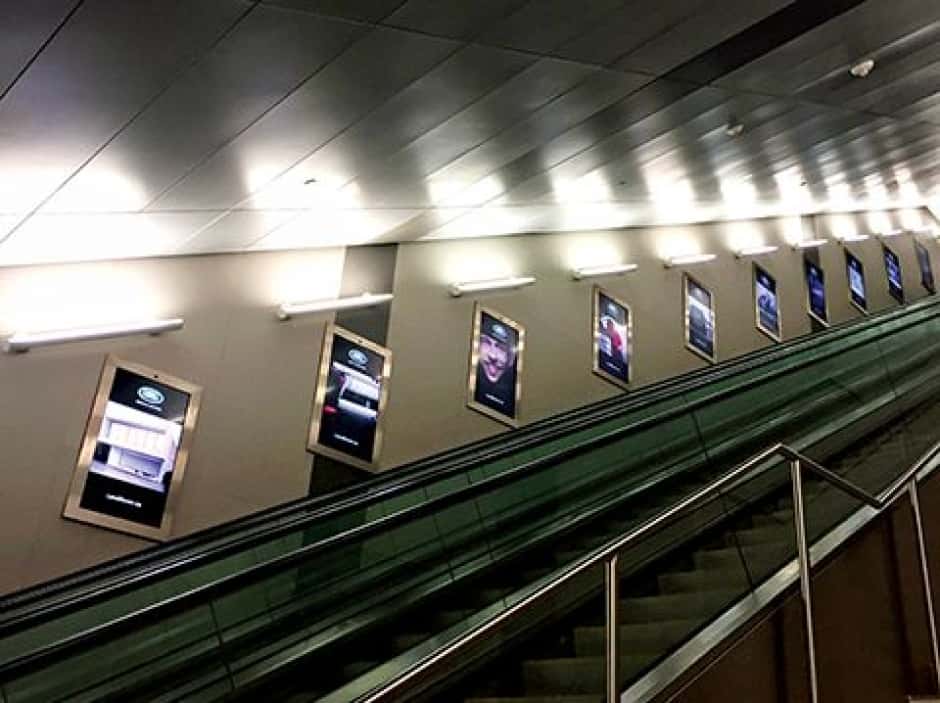 Il y a quelques mois, une quarantaine de panneaux publicitaires numériques ont été installés le long d’un tunnel menant à l’aéroport Billy Bishop de Toronto (Canada). Équipés de caméras et d’un logiciel de reconnaissance faciale, ils peuvent déterminer le sexe et l’âge de la personne qui les regarde et mesurent la durée pendant elle fixe l’écran. © Black, SignMedia