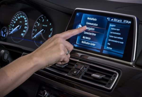 De plus en plus connectées, les voitures sont amenées à être confrontées aux mêmes risques de sécurité que les ordinateurs et les terminaux mobiles. © BMW 