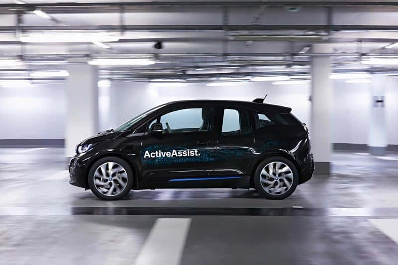 BMW teste son système de stationnement autonome sur une i3 électrique. Le constructeur allemand de donne pas de délai pour la commercialisation de cette technologie. © BMW 