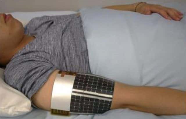 Ce brassard est un thermomètre corporel alimenté par un panneau solaire. Il a été conçu par des chercheurs de l’université de Tokyo qui ont utilisé des composants organiques pour fabriquer le circuit d’alimentation à partir d’une imprimante jet d’encre. Une première selon eux. © University of Tokyo

