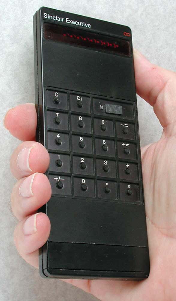 La conception de l'électronique de la calculatrice exécutive Sinclair pour réduire la consommation d'énergie a permis l'utilisation de piles boutons pour la première fois dans une calculatrice à main. Une conception remarquable pour l'époque. © MalteGC, <em>Wikimedia Commons</em>, CC by-sa 3.0
