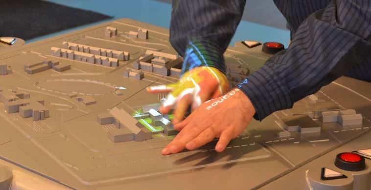 Aux États-Unis, l’université de Buffalo associée à l’entreprise Touch Graphics a développé un concept de cartes en 3D interactives destinées à aider les personnes non voyantes. Recouverts d’une peinture conductrice et reliés à des capteurs, les éléments réagissent au toucher en fournissant des informations vocales. L’idée est notamment d’utiliser ce type de cartes pour guider les personnes dans des bâtiments publics. © University at Buffalo IDeA Center