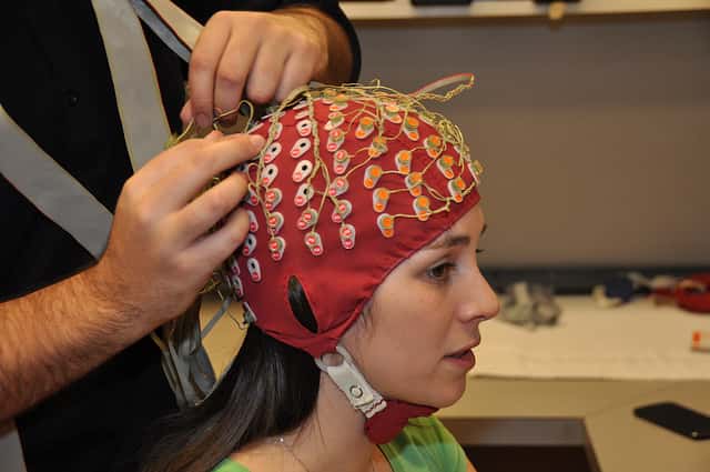 La lecture de l’activité cérébrale passe par le recours à un casque EEG (électroencéphalogramme). La méthode développée par les chercheurs du Centre de recherche basque sur la cognition, le cerveau et le langage n’utilise que trois électrodes. Mais il n’en demeure pas moins qu’un système biométrique nécessitant le port d’un tel équipement est plus contraignant que les solutions existantes basées sur la reconnaissance des empreintes digitales ou de l’iris. © <em>Simon Fraser University</em>, Flickr, CC BY 2.0