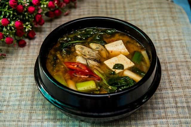 Les Okinawaïens commencent souvent le repas par une soupe miso. © Jyleen21, Pïxabay, DP