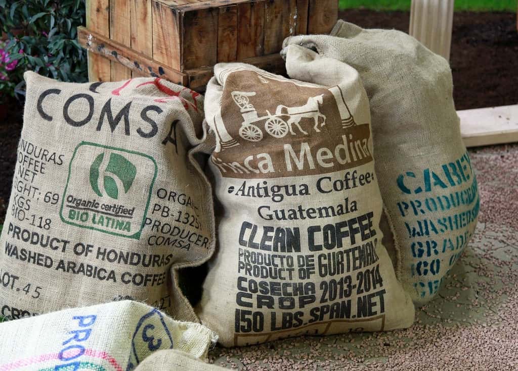 Ces sacs de café achetés à bas prix en Amérique centrale doivent être cotés à New York avant d’être bus en Europe. Un commerce qui pèse des dizaines de milliards de dollars ! © Barni1, Pixabay, DP