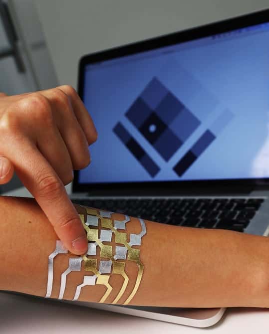 Parmi les applications que rendent possibles les tatouages DuoSkin figure le contrôle des interfaces par des gestes tactiles. La méthode pourrait notamment servir à contrôler le lecteur de musique d'un smartphone pour changer de morceaux ou régler le volume. © Microsoft Media, MIT Lab 