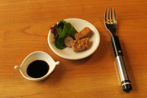  Des chercheurs japonais étudient la fourchette électrique qui simule le goût du sel pour les personnes souffrant d’hypertension devant suivre un régime alimentaire sans sel. © Nikkei Technology