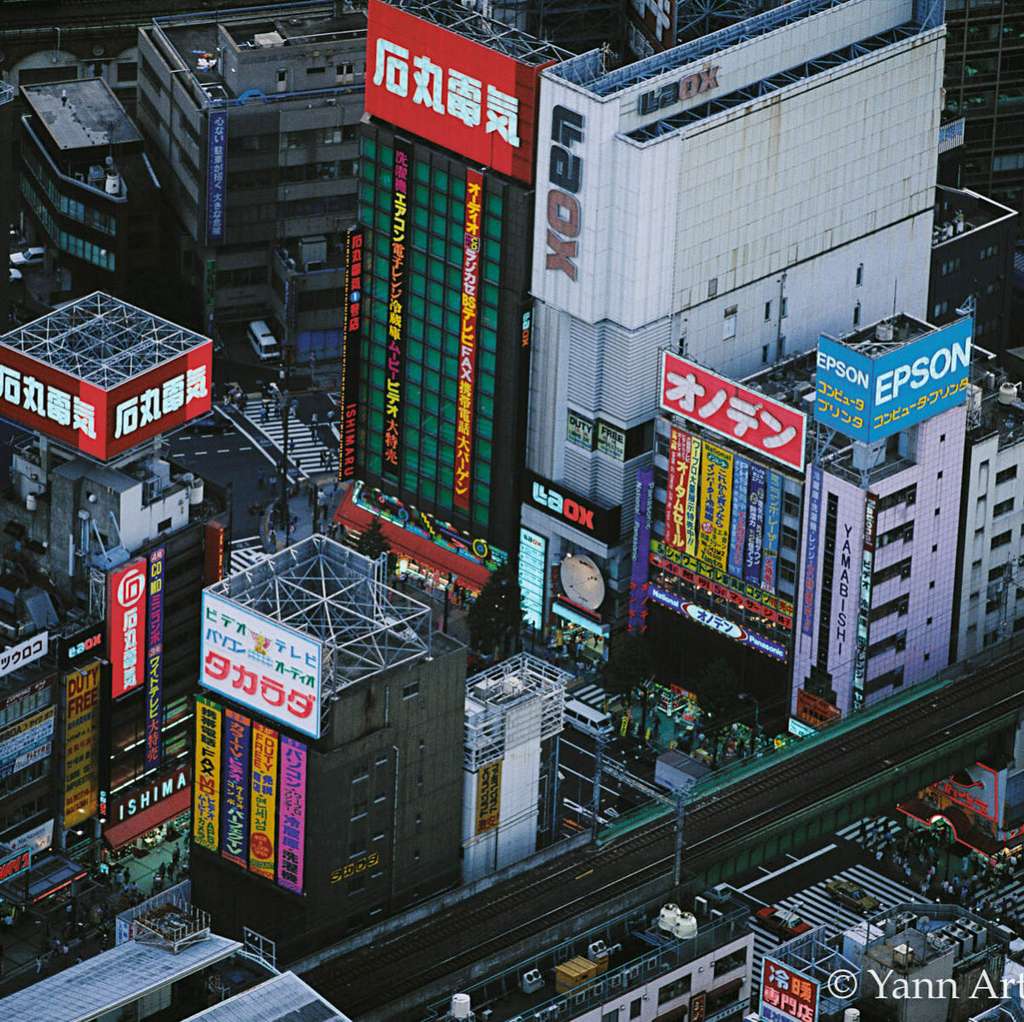 Quartier commerçant à Tokyo, Honshu, Japon (35°42' N - 139°46' E). © Yann Arthus-Bertrand, tous droits réservés