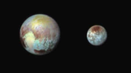 Cette image en fausses couleurs réalisée par l’instrument Ralph/MVIC montre la diversité des matériaux qui maquillent la surface de Pluton et Charon. La distance entre les deux n’est pas respectée (ces deux corps sont en réalité plus éloignés) et les deux ont été photographiés séparément, le 13 juillet 2015. © Nasa, JHUAPL, SwRI © Nasa, JHUAPL, SwRI