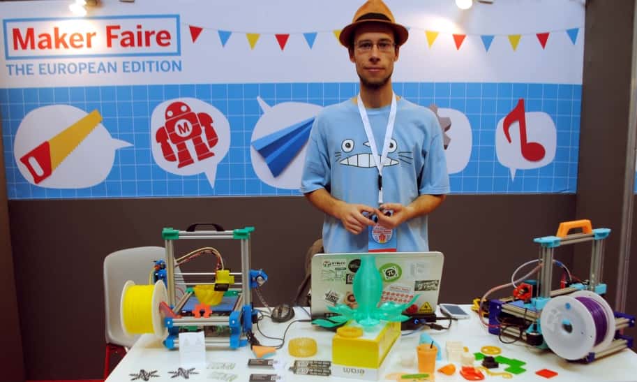 La FoldaRap est une imprimante 3D pliable conçue par Emmanuel Gilloz, un jeune créateur français. Ses kits d’imprimantes 3D à assembler sont vendus 600 euros. Pour lui, l’univers de l’open hardware est très stimulant pour les inventeurs. <em>« Après la conception collaborative et le financement participatif, il a fallu mettre au point la “production distribuée” pour fabriquer un volume d'imprimantes 3D suffisant »</em>, confie-t-il. © Sylvain Biget, Futura-Sciences