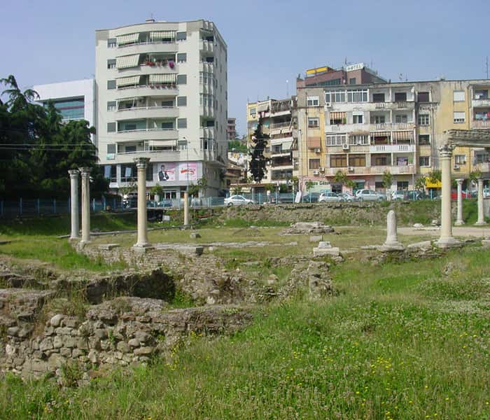 Vue du Forum circulaire byzantin et de la ville moderne de Durrës. © Mission archéologique franco-albanaise de Dyrrachium 2016, tous droits réservés