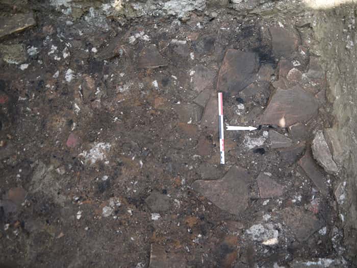 Le sol de dalles en terre cuite tombé du premier étage de la maison romaine, sous le forum circulaire. © Mafad 2019, tous droits réservés