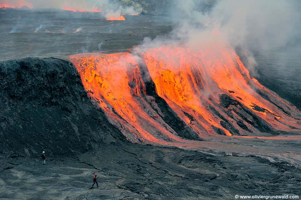 En 2010, une mission de la Société volcanologique de Genève a rejoint le fond du cratère du Nyiragongo assistant de près à des débordements réguliers du lac. © Olivier Grunewald, DR