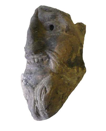 Masque miniature (H 13,5 cm) en terre cuite pouvant représenter un satyre, trouvé dans la couche de destruction du rez-de-chaussée de la maison romaine, sous le forum byzantin. © Mafad 2019, tous droits réservés