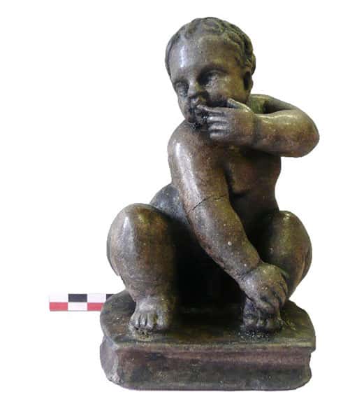 Statuette en calcaire de jeune garçon (H 19 cm), trouvée dans la couche de destruction du rez-de-chaussée de la maison romaine, sous le forum byzantin. © Mafad 2019, tous droits réservés