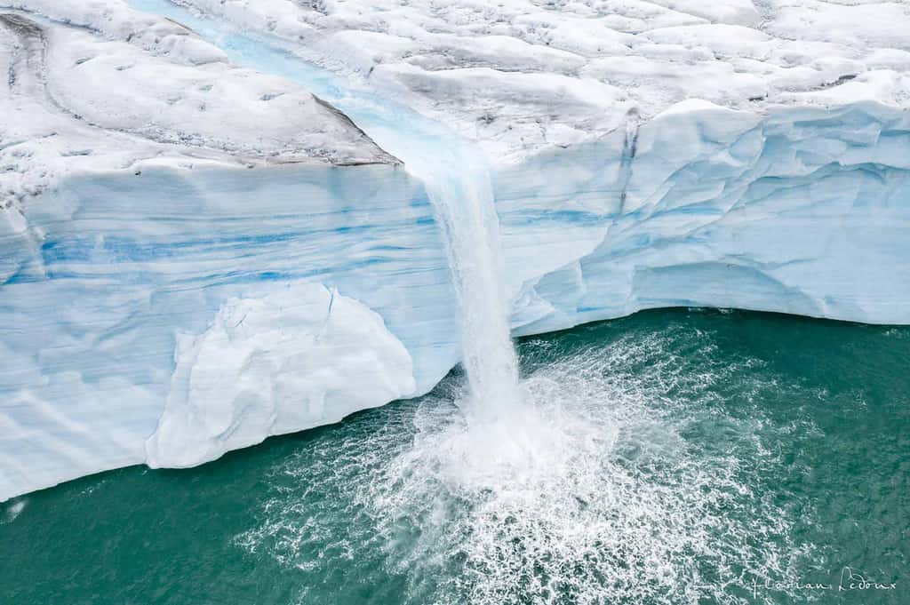 Rivière glaciaire plongeant de 40 m de haut de la calotte glaciaire Austfonna. © Florian Ledoux, tous droits réservés