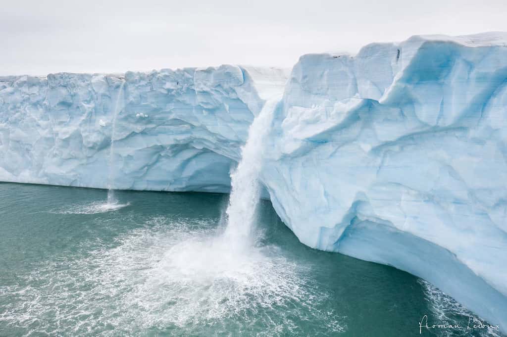 Rivières glaciaires plongeant de 40 m de haut de la calotte glaciaire Austfonna. © Florian Ledoux, tous droits réservés