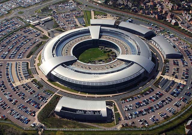 Avec la NSA, le GCHQ (<em>Government Communications Headquarters</em>), le service de renseignement du gouvernement britannique, est cité par <em>The Intercept</em> comme étant à l’origine du piratage de l’entreprise Gemalto. Cette dernière s’est refusée à confirmer cette implication et a indiqué qu’elle n’avait pas l’intention de porter plainte contre ces deux agences. © <em>Ministry of Defence via Wikimedia Commons</em>