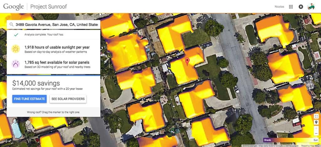 Voici à quoi ressemble le projet Sunroof. Les personnes habitant dans l’une des trois régions pilotes aux États-Unis n’ont qu’à entrer leur adresse afin d’obtenir une vue aérienne de leur maison accompagnée d’une évaluation du potentiel d’ensoleillement de leur toiture et des économies réalisables. Sunroof prend en compte plusieurs variables comme la météo locale et la présence d’arbres à proximité qui peuvent créer de l’ombre. © Google 