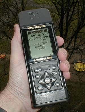 A peine plus grand et du même ordre de prix qu'un téléphone portable, ce GPS reste connecté en permanence à un minimum de six satellites Navstar américains. Crédit Futura-Sciences.