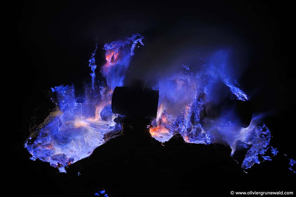 De nuit, le volcan Kawah Ijen paraît cracher de la lave bleue de façon continue. © Olivier Grunewald, tous droits réservés