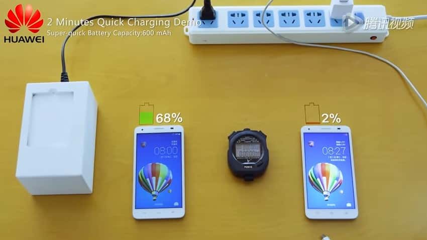 Sur cette capture extraite d’une des vidéos de démonstration diffusées par Huawei, on voit à gauche le prototype de chargeur haute vitesse. Il a servi à charger la batterie lithium-ion de 600 mAh modifiée avec des hétéroatomes liés aux molécules de graphite dans l’anode. Le smartphone situé à droite du chronomètre est doté d’une batterie équivalente d’origine. Au bout de deux minutes de charge, la batterie prototype a récupéré 68 % de son autonomie tandis que la jauge de la batterie « classique » n’affiche que 2 %. © Huawei Tech Corp.