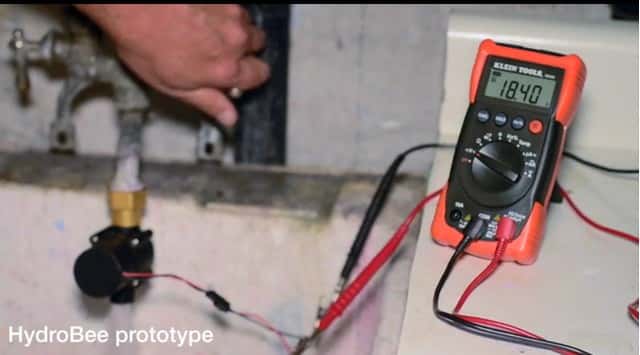 Le concept de l’HydroBee a été élaboré à partir d’un débitmètre d’eau qui une fois branché à un robinet était capable de produire une tension de 18 V. Cette technologie a ensuite été incorporée dans le module HydroBee pour recharger six piles AA, qui délivrent ensuite leur énergie à n’importe quel appareil USB auquel elles sont connectées. © HydroBee