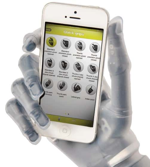 La main robotisée i-Limb est équipée d’un module de transmission dans fil Bluetooth qui sert à la connecter à un terminal mobile, en l’occurrence sous Apple iOS. Une interface simple permet d’activer l’une des 24 configurations qui répondent aux principaux besoins qu’une personne peut avoir dans ses activités quotidiennes. © Touch Bionics