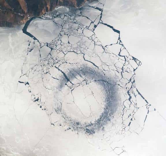 Depuis l'ISS, des astronautes ont observé cet anneau de 4,3 km de diamètre, en avril 2009. © Nasa