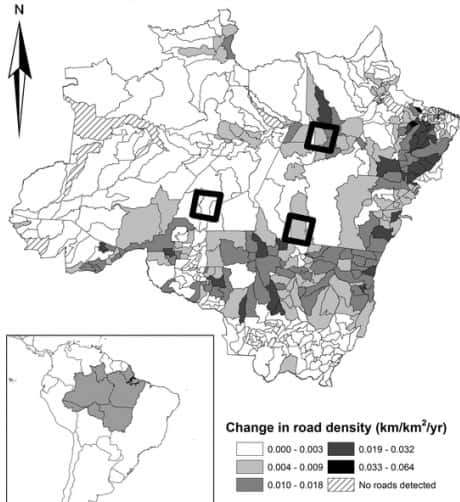 Cette carte représente l’évolution de la densité de routes en Amazonie brésilienne (faible en blanc, maximale en noir et exprimée en km/km<sup>2</sup>/an). Dans les zones hachurées, aucune route n’a été détectée. © <em>Imperial College London</em>