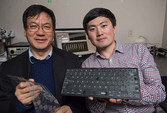Le professeur Zhong Lin Wang du <em>Georgia Institute of Technology</em> (à gauche) et son assistant de recherche, Jun Chen, présentent leur clavier biométrique autoalimenté. Ils pensent que cette solution pourrait aider à sécuriser facilement les ordinateurs. © Rob Felt, <em>Georgia Institute of Technology</em>