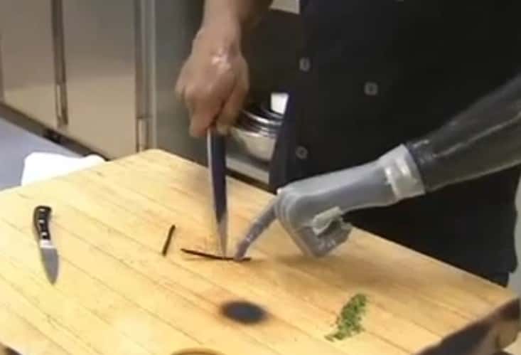 Dans cette scène tirée d’une vidéo, on voit le chef cuisinier Eduardo Garcia découper une gousse de vanille qu’il maintient grâce à l’index de sa main bionique. Cette prothèse lui permet d’accomplir de nombreux gestes qui lui sont indispensables pour exercer son métier. © Touch Bionics, KPTV, YouTube