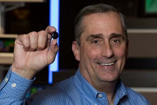 Brian Krzanich, le grand patron d’Intel, tient entre ses doigts un module Curie dont la sortie est prévue au second semestre 2015. Ce micro-ordinateur basse consommation qui peut fonctionner avec une pile bouton devrait équiper des objets connectés tels que des montres, des bracelets, des lunettes ou des vêtements. © Intel
