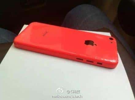 Comme pour d'autres clichés diffusés les mois précédents, il est difficile de certifier que ces photos sont celles du prétendu modèle d’entrée de gamme, peut-être l’iPhone 5C, qu’Apple pourrait dévoiler aux côtés de son iPhone 5S dès le mois de septembre. Cette teinte rouge serait une première pour l'iPhone. © Weibo
