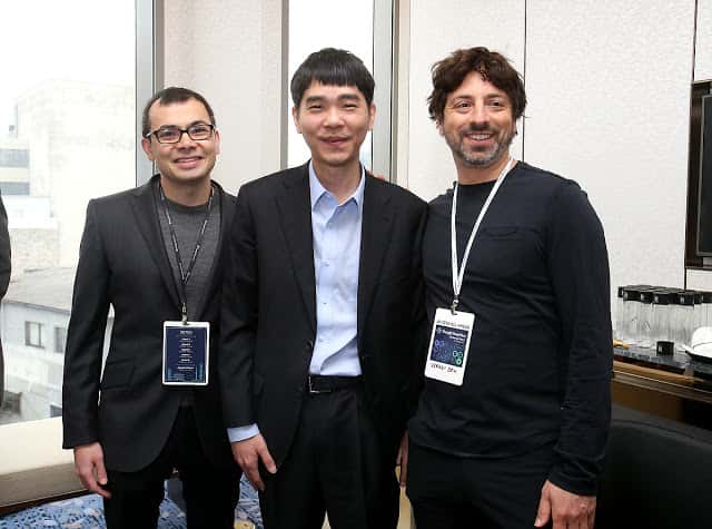 Lee Sedol (au centre) entouré de Sergei Brin, cofondateur de Google (à droite) et Demis Hassabis (à gauche). © Google 