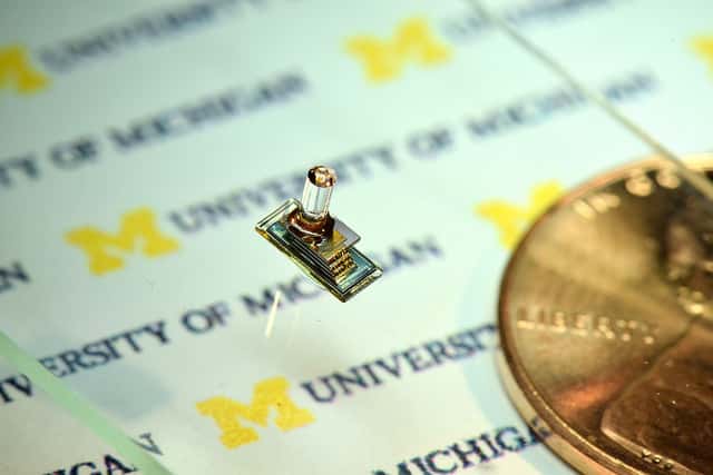 Cette version du Micro Mote est équipée d’un capteur et d’un objectif miniaturisé qui lui permet de prendre des photos et des vidéos déclenchées à partir de la détection des mouvements. Les applications liées à la sécurité et la surveillance des biens et des personnes sont l’un des débouchés évidents d’une telle technologie. © <em>Michigan University</em>