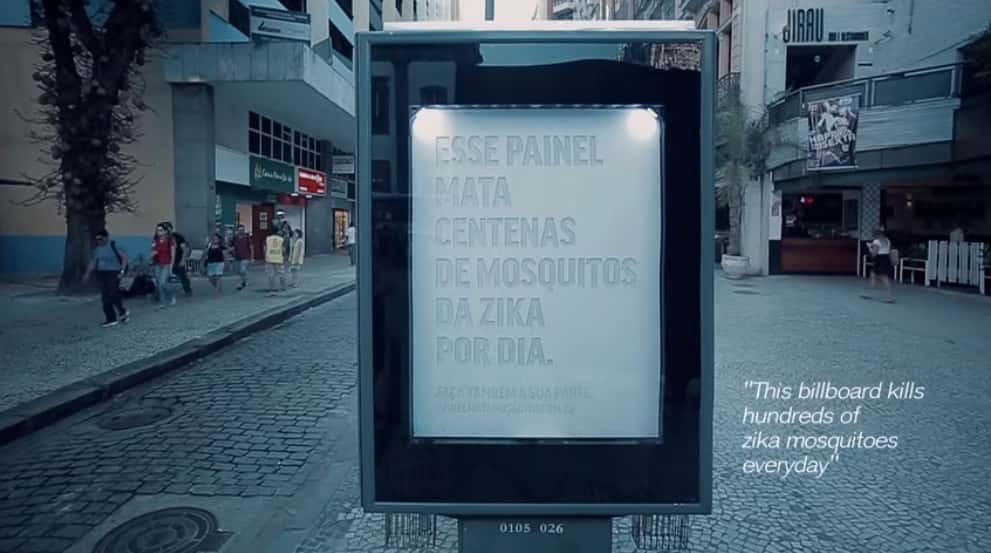 Le panneau publicitaire piège à moustique conçu par deux agences publicitaires brésiliennes a été installé dans le centre de Rio de Janeiro. © Posterscope, NBS 