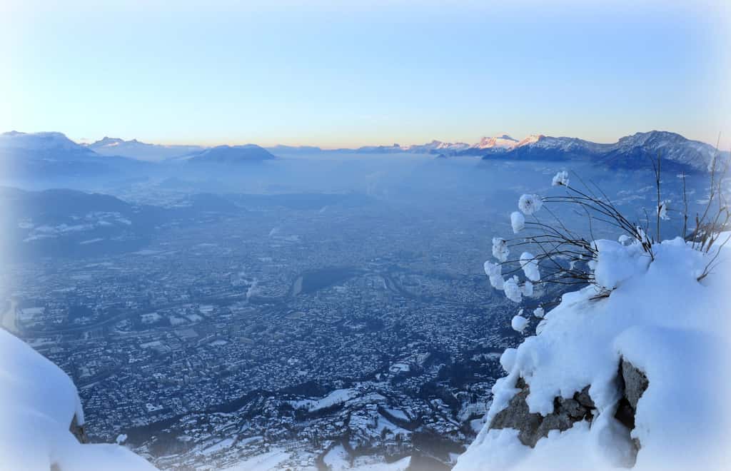 Grenoble est une ville cuvette, entourée par trois grandes chaînes de montagne : la Chartreuse (d’où est prise la photo), Belledone et le Vercors. © Alexis Chmiel, Flickr, cc by nc nd 2.0