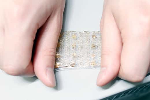 Les nanofils en silicium ont été formés en spirale afin qu’ils puissent supporter les étirements de la peau artificielle. Sur cette image, la peau est étirée à 20 % de sa taille. © Kim <em>et al., Nature Communications</em>