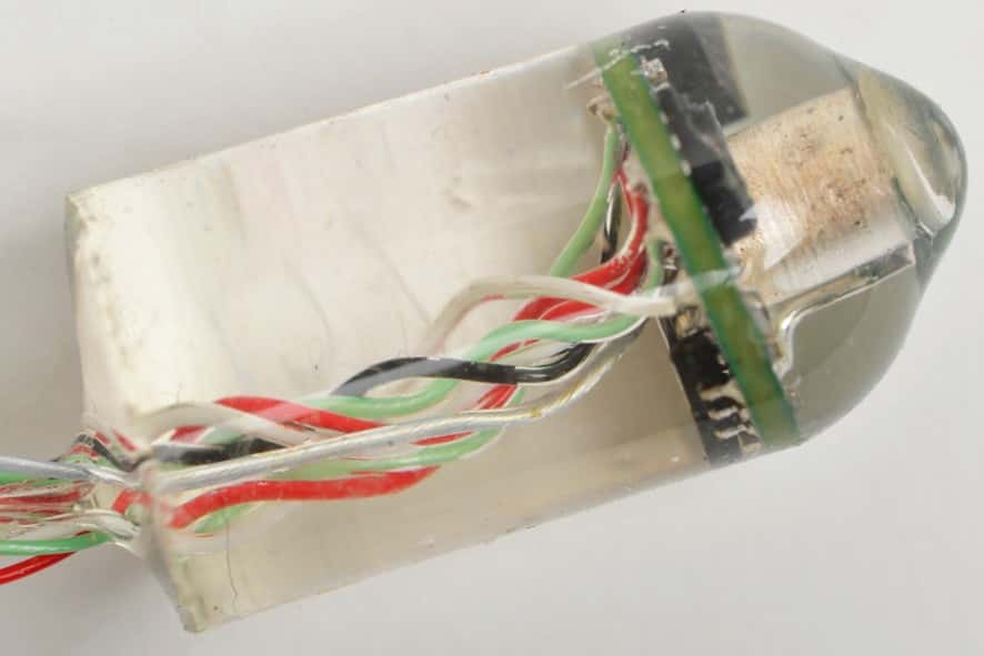 Voici le prototype de la pilule-stéthoscope développé par le MIT. Elle renferme un microphone à électret enrobé dans du silicone. Les chercheurs ont également développé un algorithme capable de convertir en signal fiable les sons émis par les battements du cœur et l’inspiration/expiration des poumons. © Albert Swiston, <em>MIT Lincoln Laboratory</em>