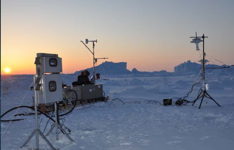 L'équipe de Christropher Moore étudie l'évolution de la chimie atmosphérique dans les écosystèmes nordiques fragiles à l'aide de ce type d'instruments. © Desert Research Institute