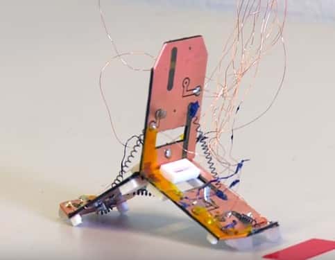 Le Tribot est un robot origami qui se déplace en rampant et peut sauter grâce à ses actionneurs faits dans un alliage à mémoire de forme. © EPFL, YouTube